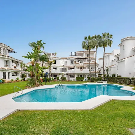 Apartmán Marvellous 3 Bedroom Flat With Pool And Terrace *