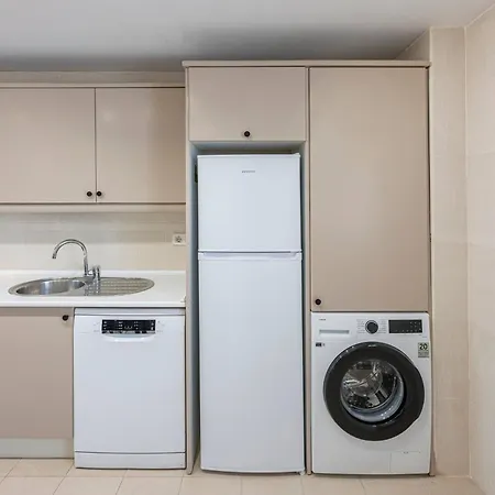 Апартаменты Marvellous 3 Bedroom Flat With Pool And Terrace *